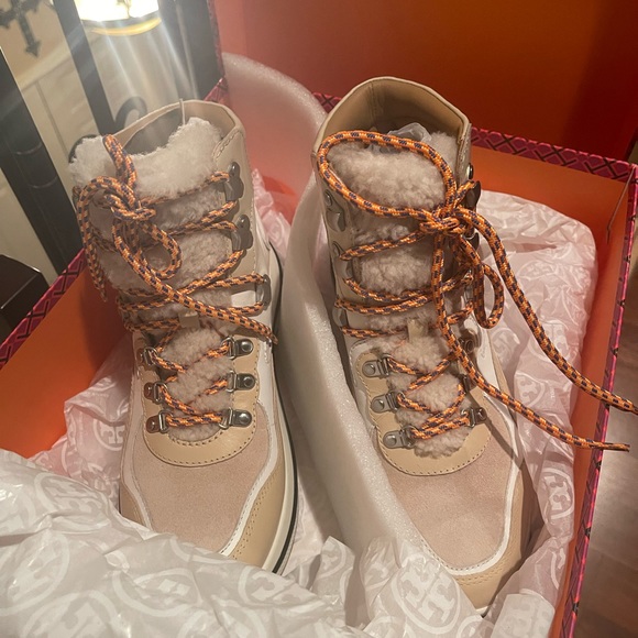 Beautiful 🌺🌹Tory Burch platform boots 🥾 size 9.5 - Picture 4 of 7